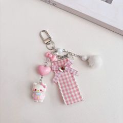 ** Móc khóa Kitty đen/đỏ charm bông nơ caro