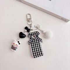 ** Móc khóa Kitty đen/đỏ charm bông nơ caro