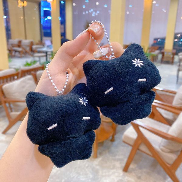 ** Móc khóa bông mèo đen thêu hoa trắng