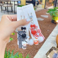 ** Móc khóa Kitty đen/đỏ charm bông nơ caro