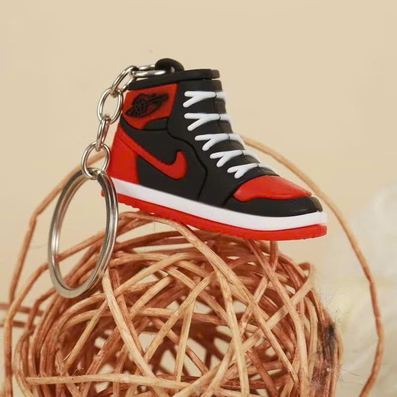 ** Móc khóa dẻo chiếc giày Nike trắng/đỏ