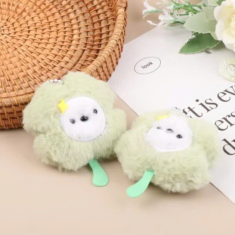 ** Móc khóa bông cỏ bốn lá xanh mặt trắng