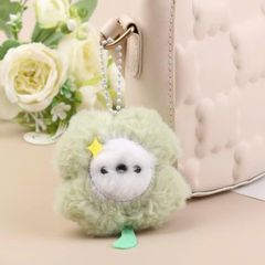 ** Móc khóa bông cỏ bốn lá xanh mặt trắng