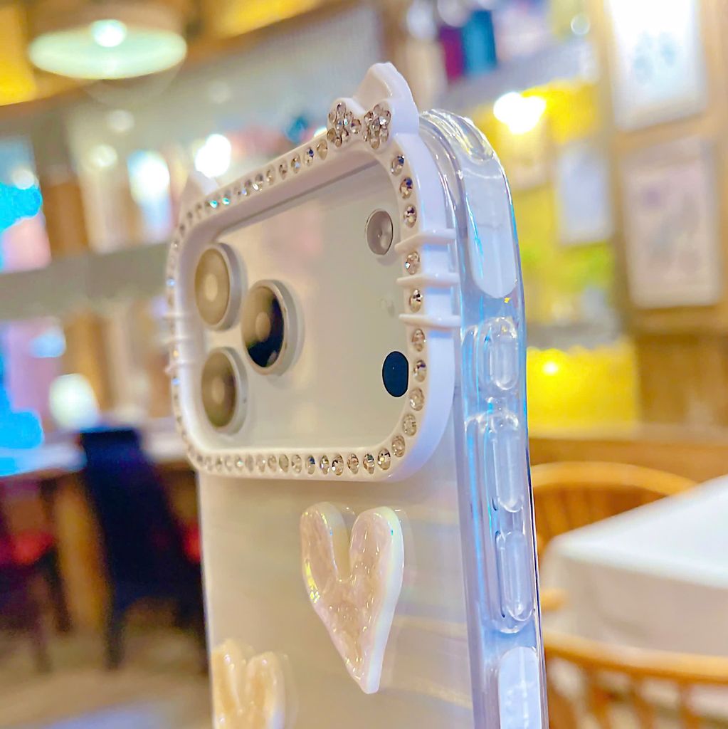 ** Ốp IP 17 Pro Max lưng thạch anh charm nổi viền Kitty đính đá