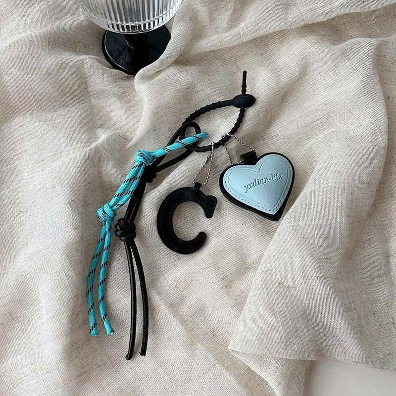 ** Móc khóa chùm trái tim chữ C hồng/xanh