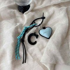 ** Móc khóa chùm trái tim chữ C hồng/xanh