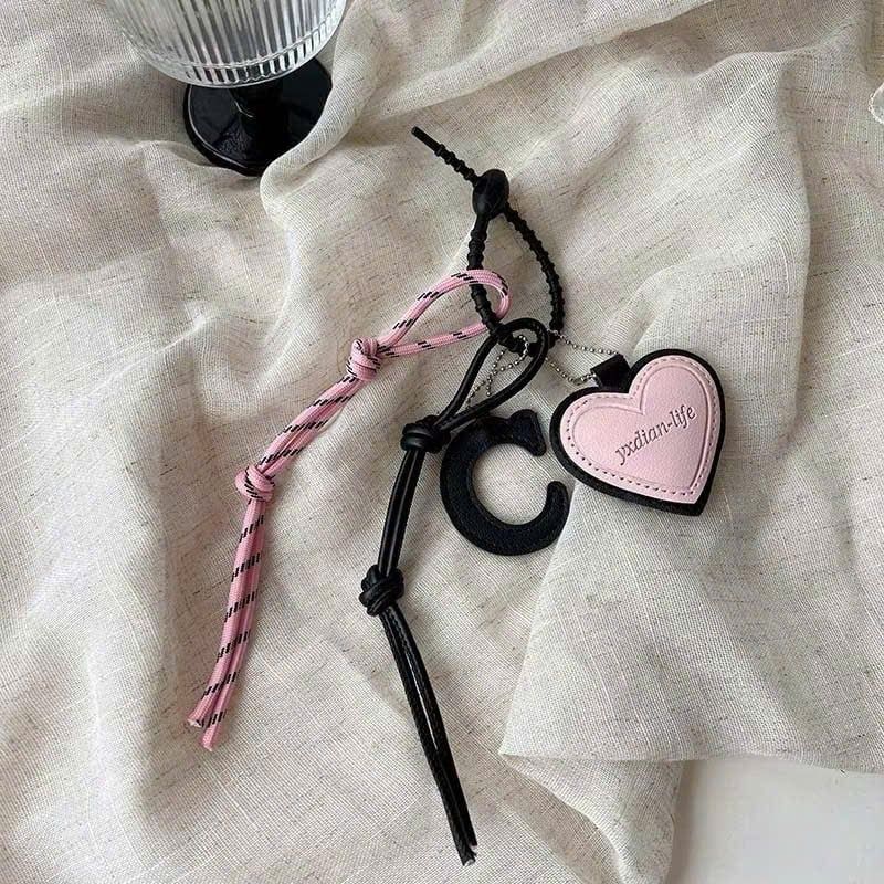 ** Móc khóa chùm trái tim chữ C hồng/xanh