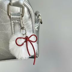 ** Móc khóa lông trắng nơ bạc và đỏ