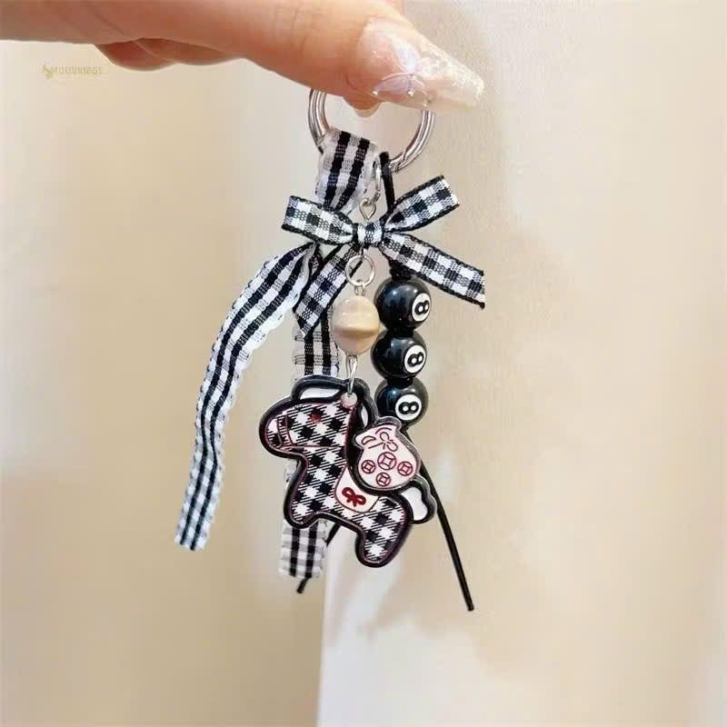 ** Móc khóa ngựa và nơ caro hồng/đen