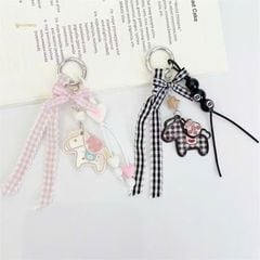 ** Móc khóa ngựa và nơ caro hồng/đen