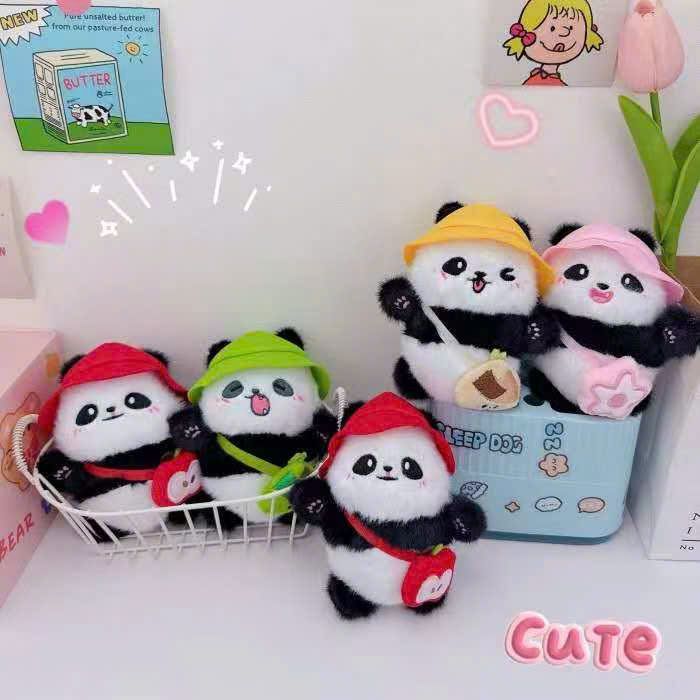 ** Móc khóa bông gấu trúc đội nón đeo túi