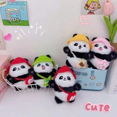 ** Móc khóa bông gấu trúc đội nón đeo túi