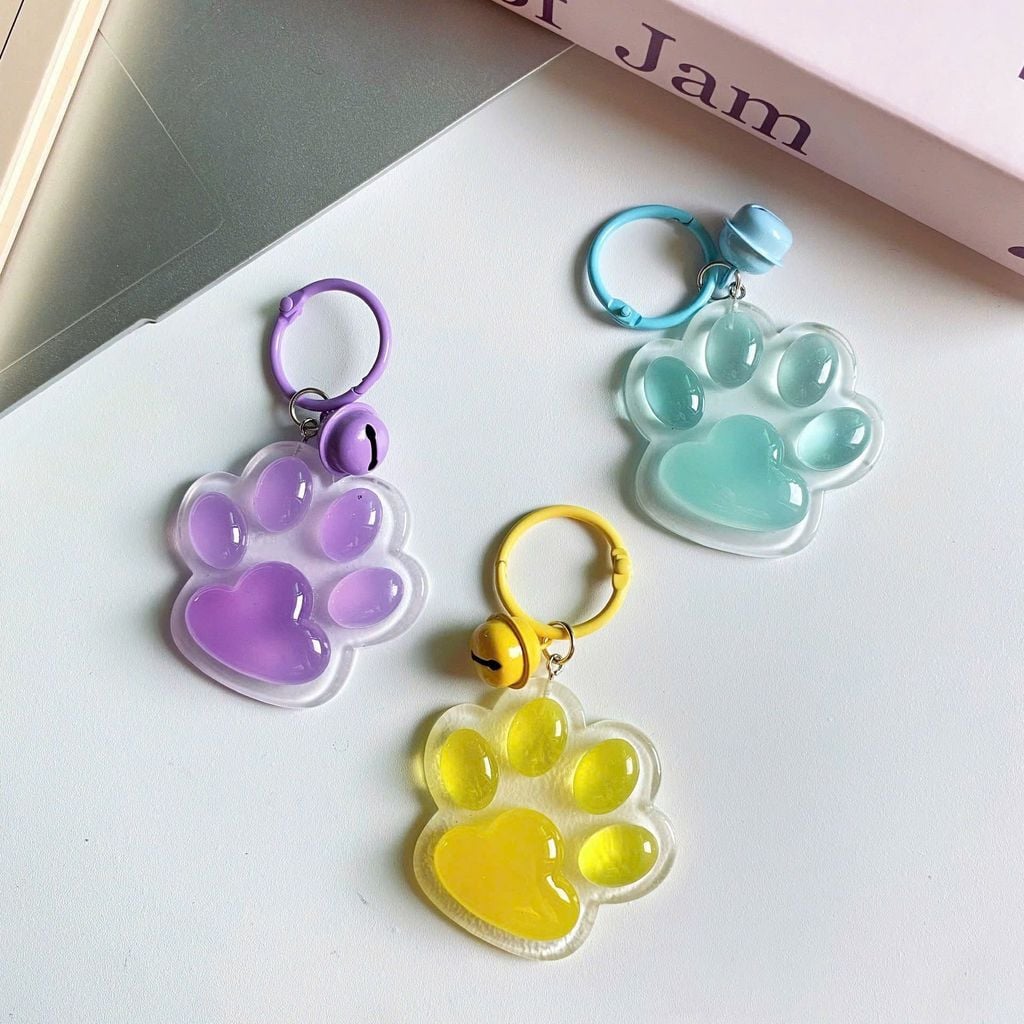 ** Móc khóa chân mèo thạch và chuông lục lạc