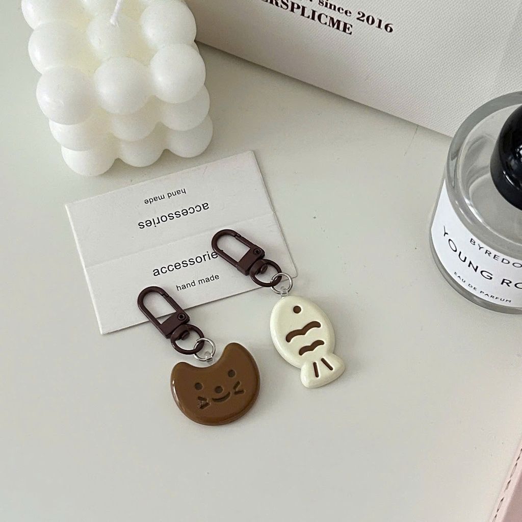 ** Dây đeo điện thoại cá ngừ và bánh trăng socola