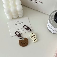 ** Móc khóa cá ngừ và bánh trăng socola