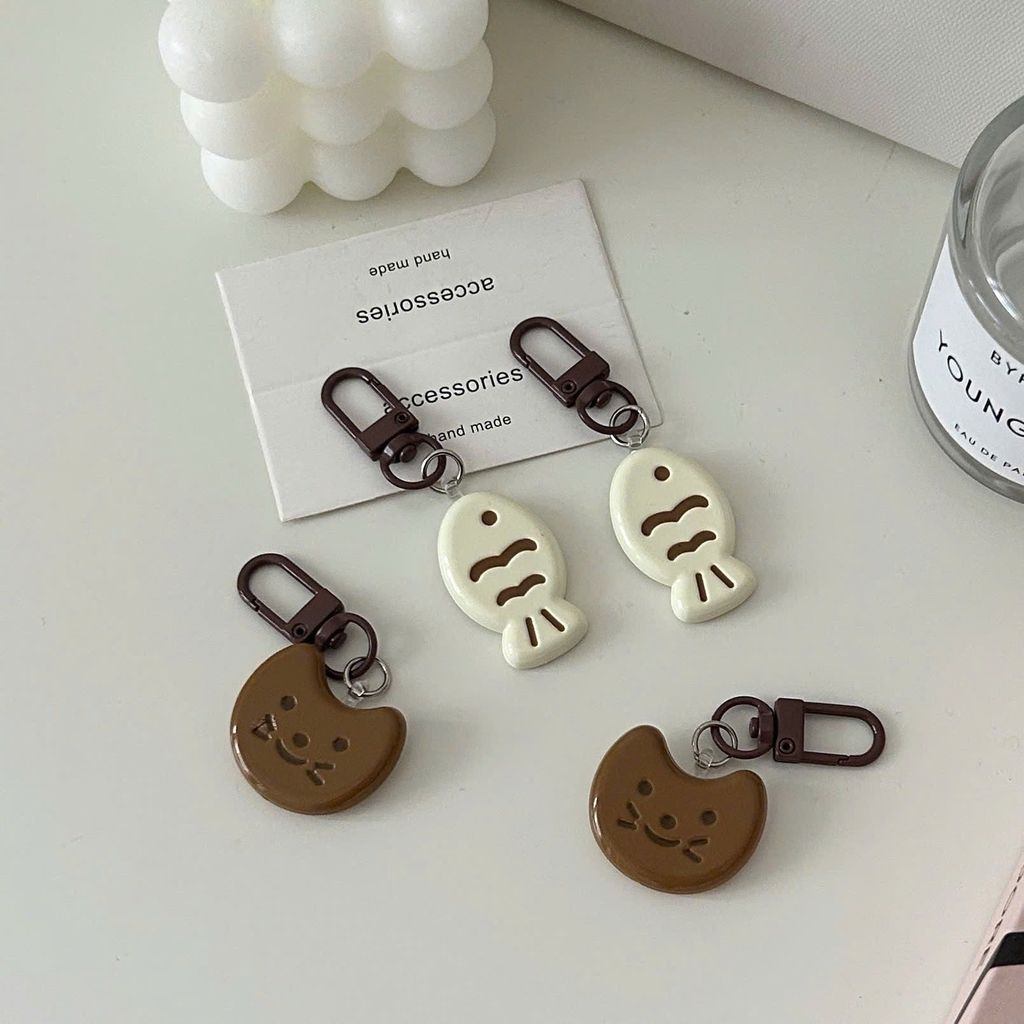 ** Móc khóa cá ngừ và bánh trăng socola