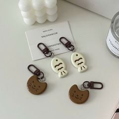 ** Móc khóa cá ngừ và bánh trăng socola