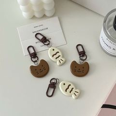 ** Móc khóa cá ngừ và bánh trăng socola