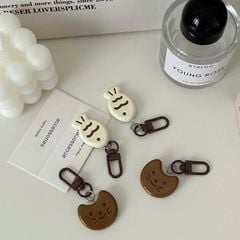 ** Dây đeo điện thoại cá ngừ và bánh trăng socola