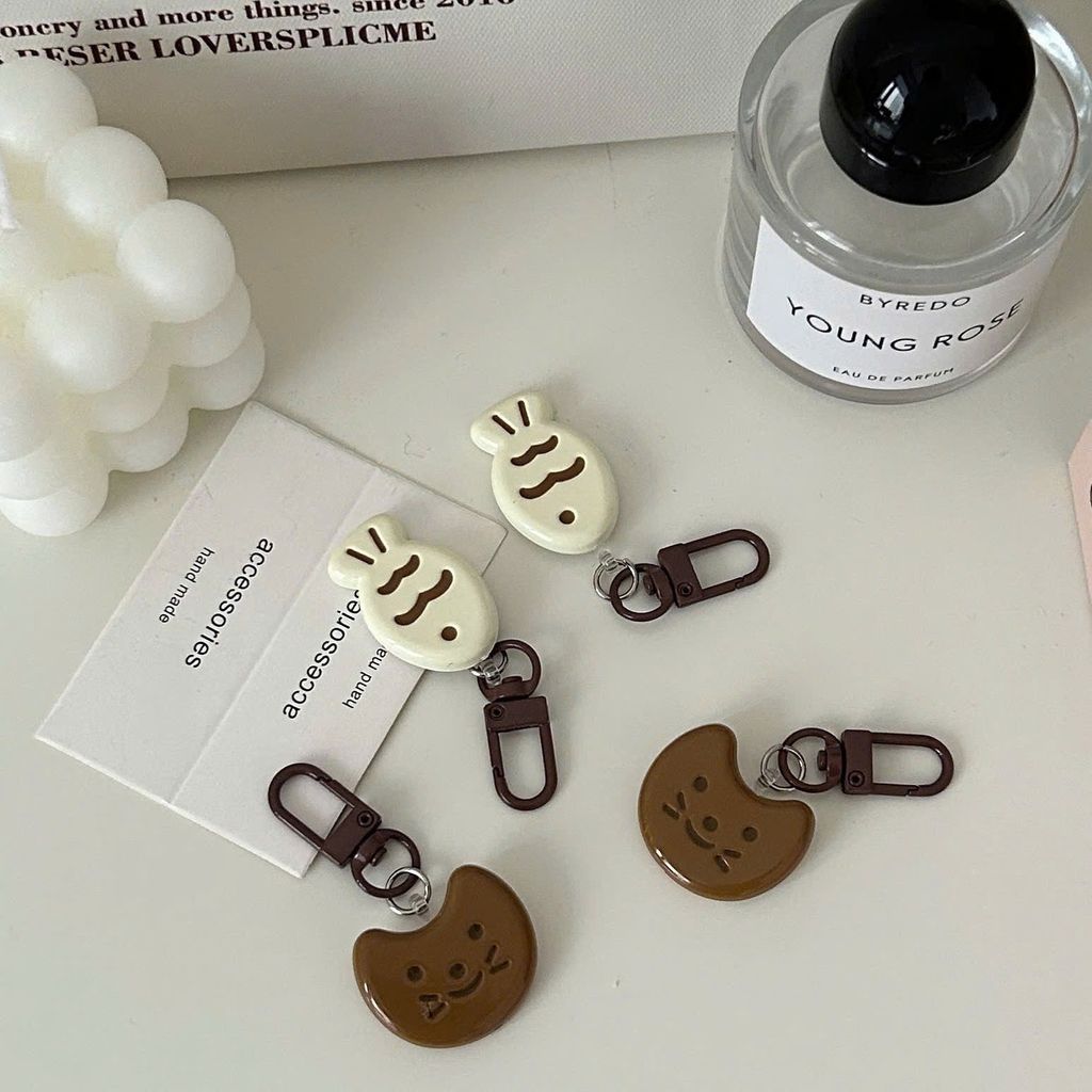 ** Móc khóa cá ngừ và bánh trăng socola