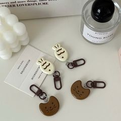 ** Móc khóa cá ngừ và bánh trăng socola