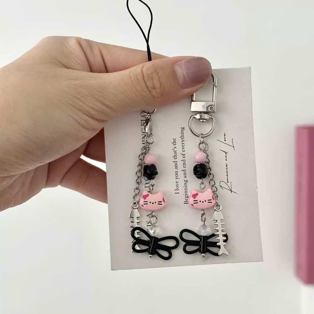 ** Dây đeo điện thoại Kitty bướm đen