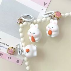 ** Móc khóa thỏ trắng ôm cà rốt lục lạc