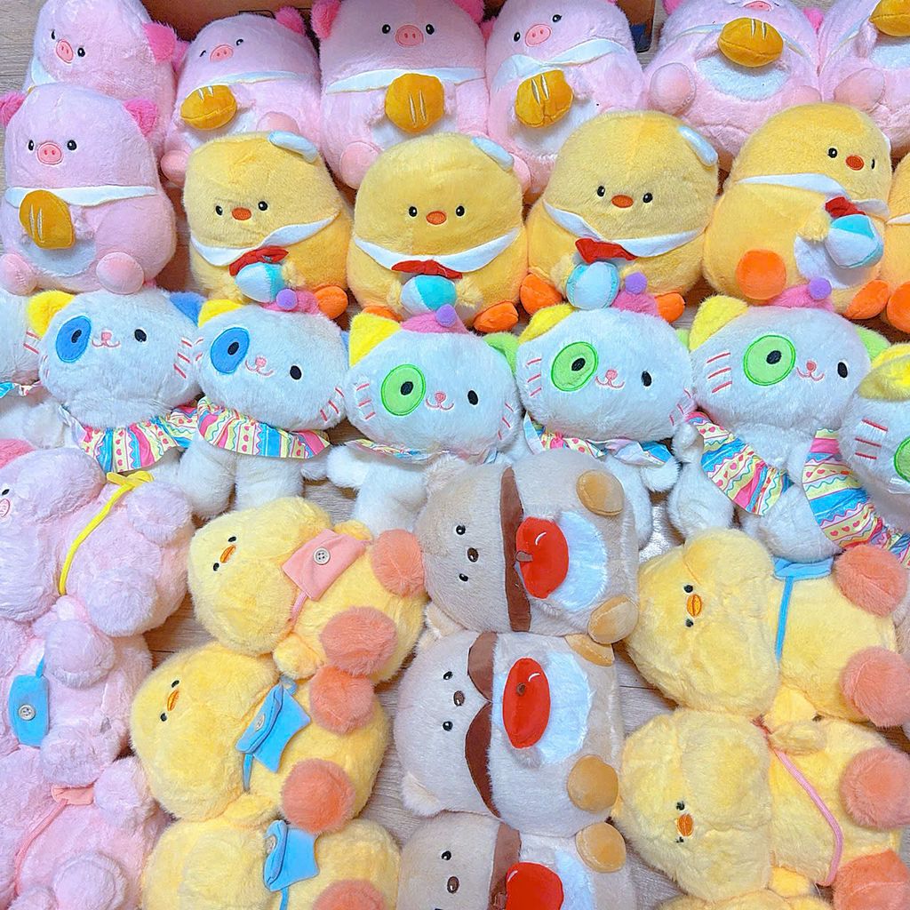 ** Gấu bông heo hồng ôm bánh mì