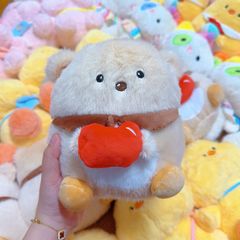 ** Gấu bông chuột nâu ôm táo đỏ