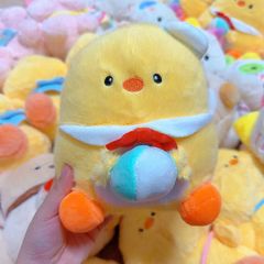 ** Gấu bông gà con nơ đỏ ôm bóng