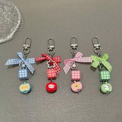 ** Móc khóa táo xúc xắc nơ ca rô đỏ/xanh/hồng