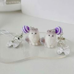 ** Dây đeo điện thoại cáo tuyết kèm charm nơ