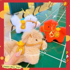 ** Móc khóa bông ngựa cõng thỏi vàng