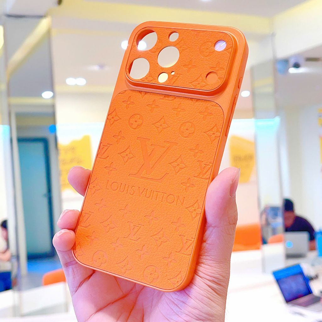 ** Ốp IP 15 Pro Max Likgus vân da họa tiết LV độ 17