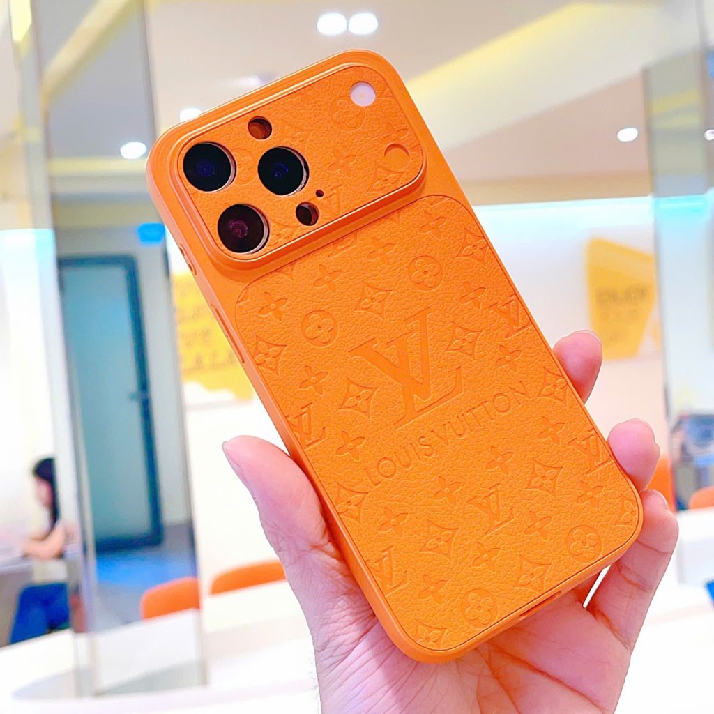 ** Ốp IP 15 Pro Max Likgus vân da họa tiết LV độ 17