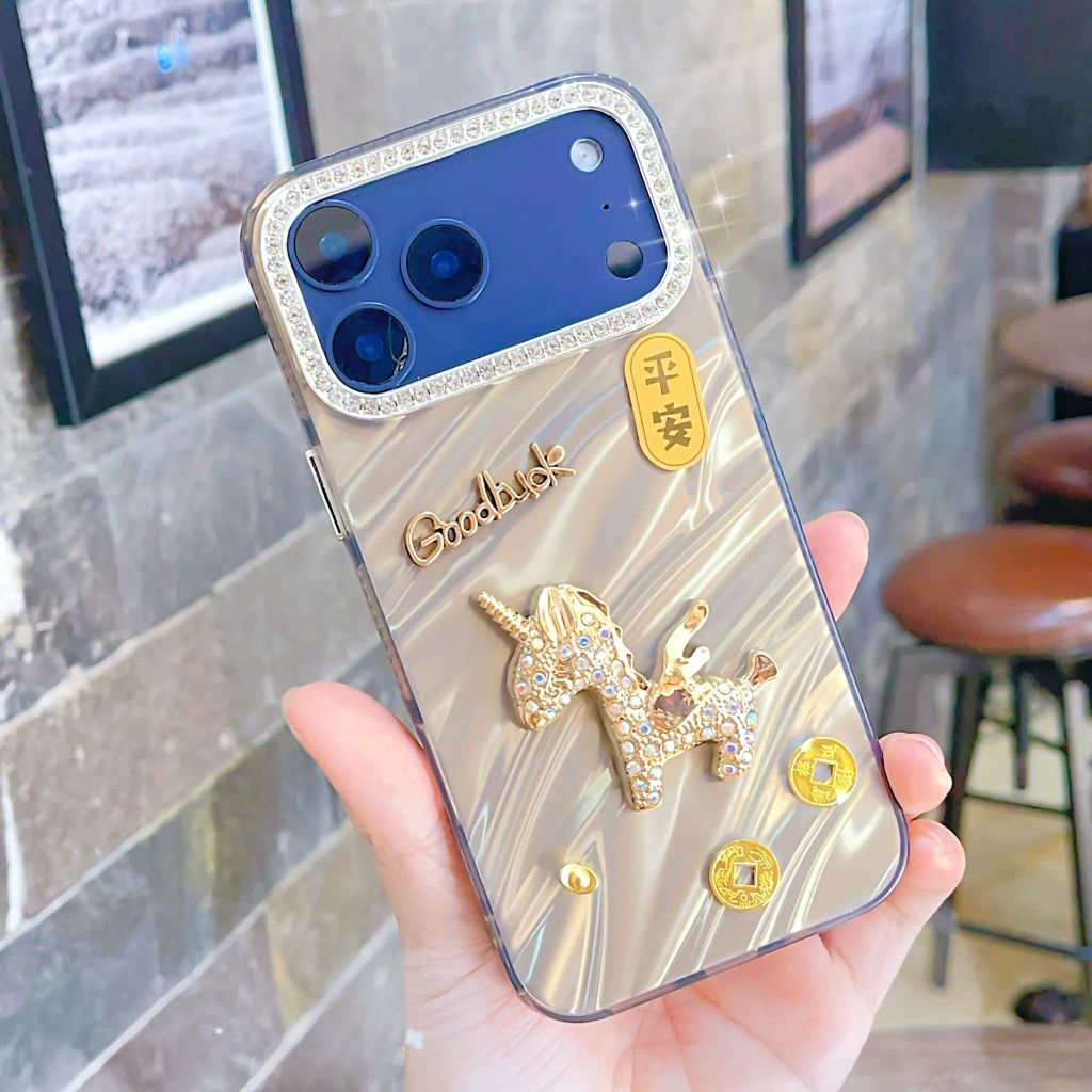 Ốp IP 17 Pro Max vân ánh sóng charm ngựa đính đá