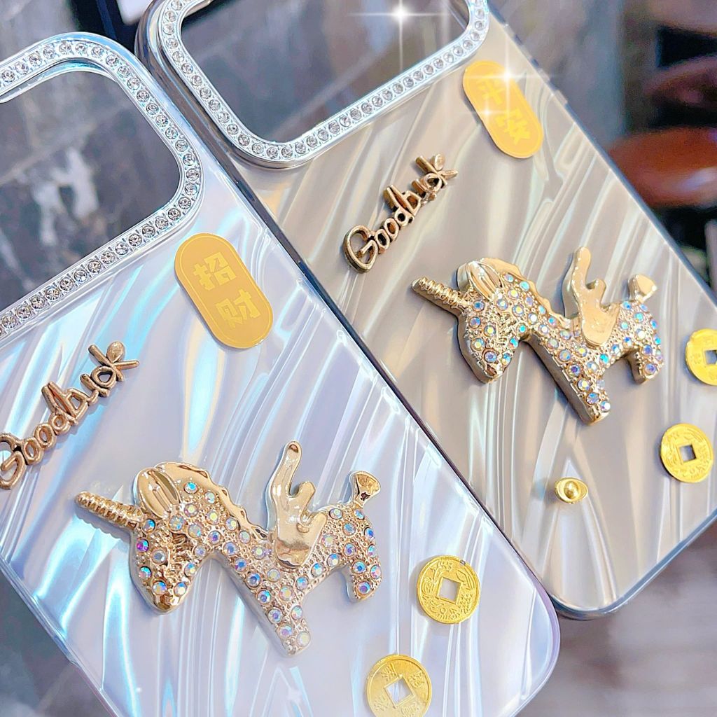 Ốp IP 17 Pro Max vân ánh sóng charm ngựa đính đá