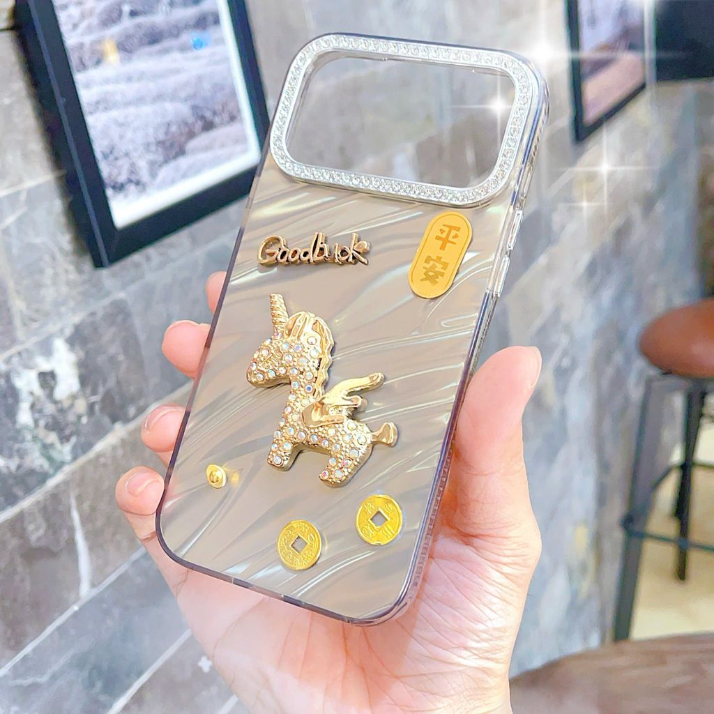 Ốp IP 17 Pro Max vân ánh sóng charm ngựa đính đá