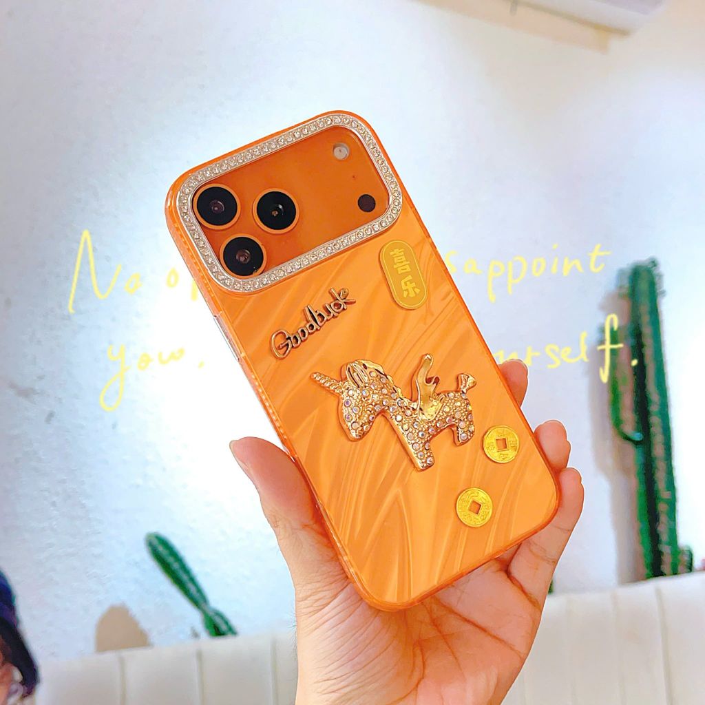 Ốp IP 17 Pro Max vân ánh sóng charm ngựa đính đá