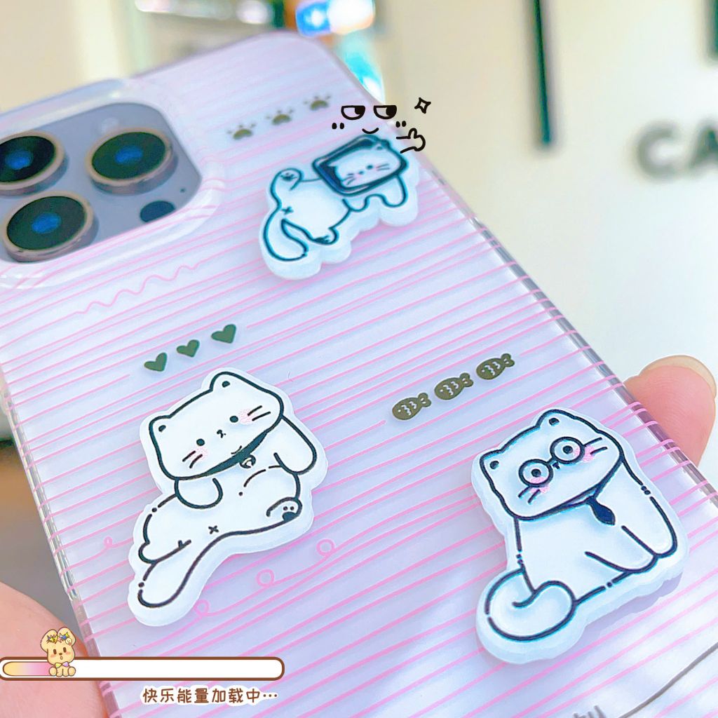 Ốp IP 14 Pro Max sọc hồng charm 3 mèo trắng