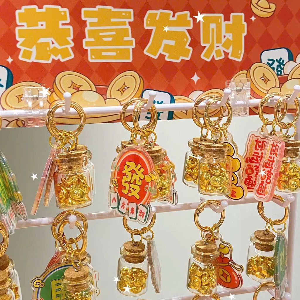 ** Móc khóa hủ vàng và thẻ mica nhiều hình