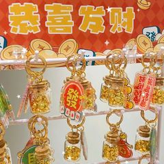 ** Móc khóa hủ vàng và thẻ mica nhiều hình