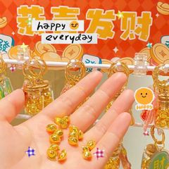 ** Móc khóa hủ vàng và thẻ mica nhiều hình