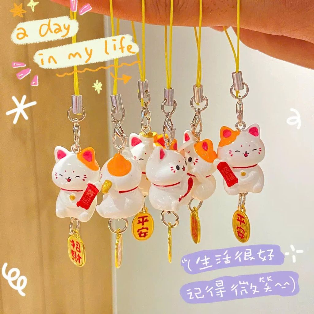 ** Dây đeo mèo thần tài kèm thẻ bài vàng