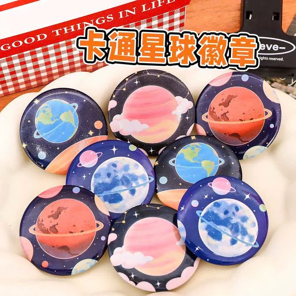 ** Huy hiệu cài áo/balo vũ trụ