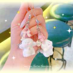 ** Dây đeo điện thoại cún trắng phủ lông nơ hồng