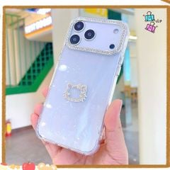** Ốp IP 17 Pro Max lưng trong cứng charm mặt Kitty đính đá