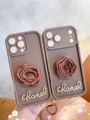 ** Ốp IP 16 Pro Max dẻo nâu charm hoa hồng vải Chanel