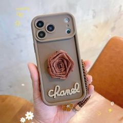 ** Ốp IP 17 Pro Max dẻo nâu charm hoa hồng vải Chanel