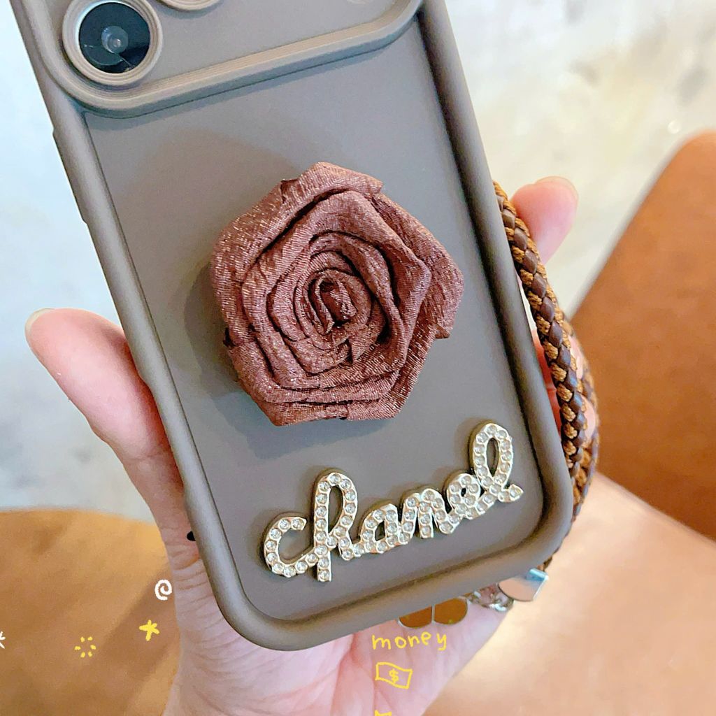 ** Ốp IP 15 Pro Max dẻo nâu charm hoa hồng vải Chanel